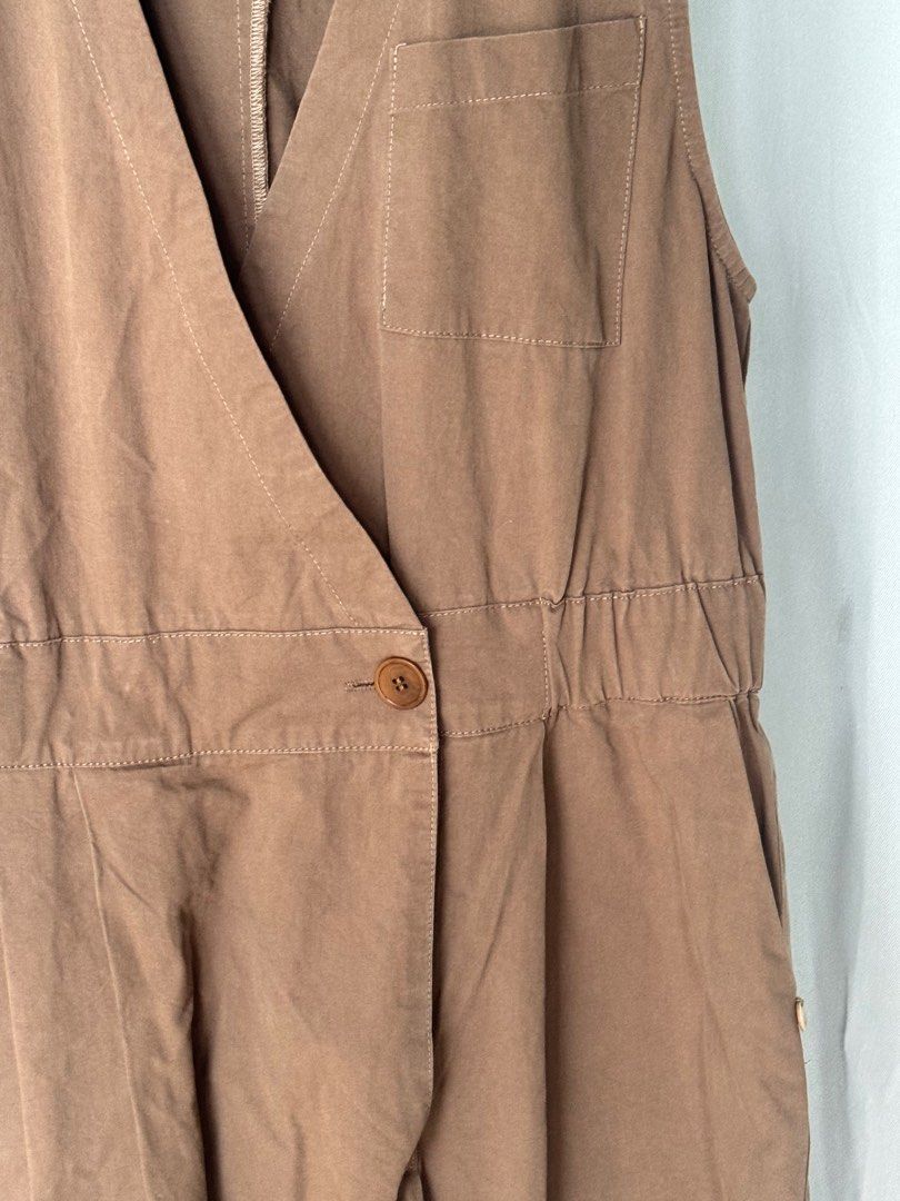 Thick fabric | denim-like (Category: Dresses) located in Quezon City. Submitted by leafymix (Listing ID 1378431853, Image 3). Description: Dark brown With side and back pockets Below the knee lenght Premium fabric 38 bust.