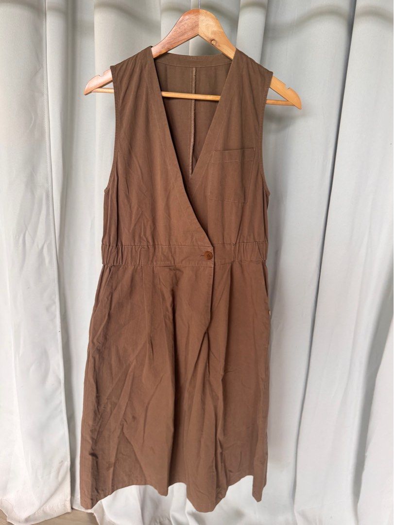 Thick fabric | denim-like (Category: Dresses) located in Quezon City. Submitted by leafymix (Listing ID 1378431853, Image 1). Description: Dark brown With side and back pockets Below the knee lenght Premium fabric 38 bust.