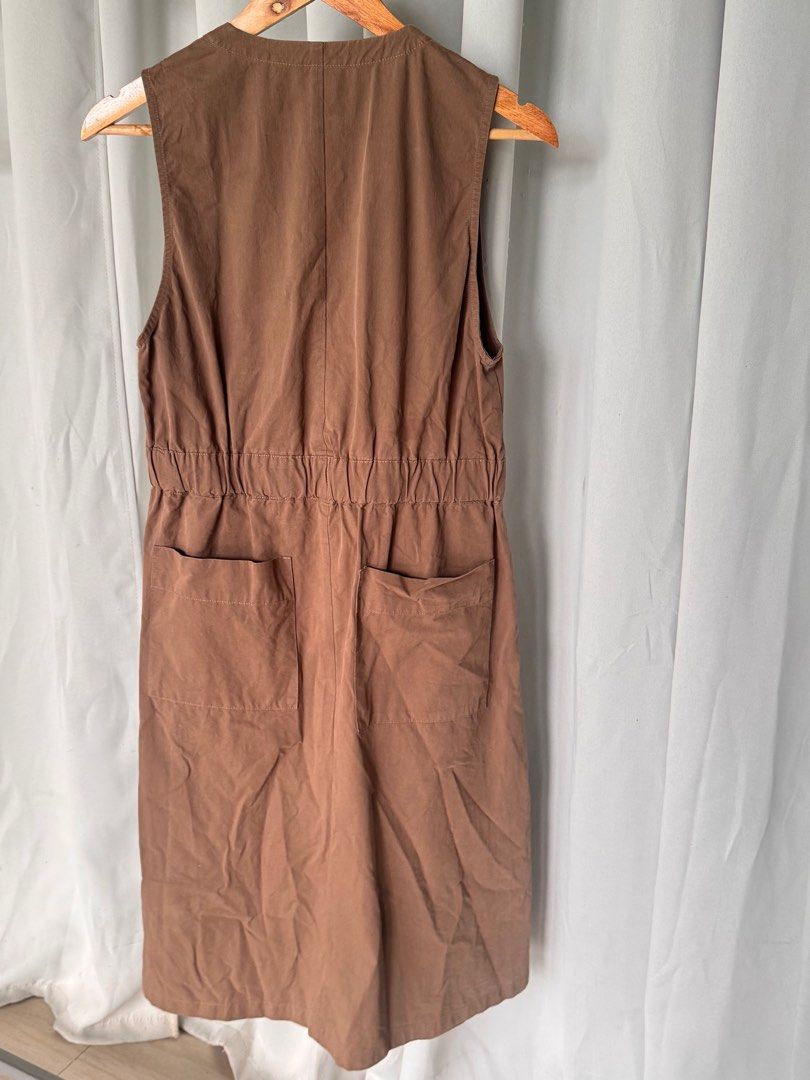 Thick fabric | denim-like (Category: Dresses) located in Quezon City. Submitted by leafymix (Listing ID 1378431853, Image 2). Description: Dark brown With side and back pockets Below the knee lenght Premium fabric 38 bust.