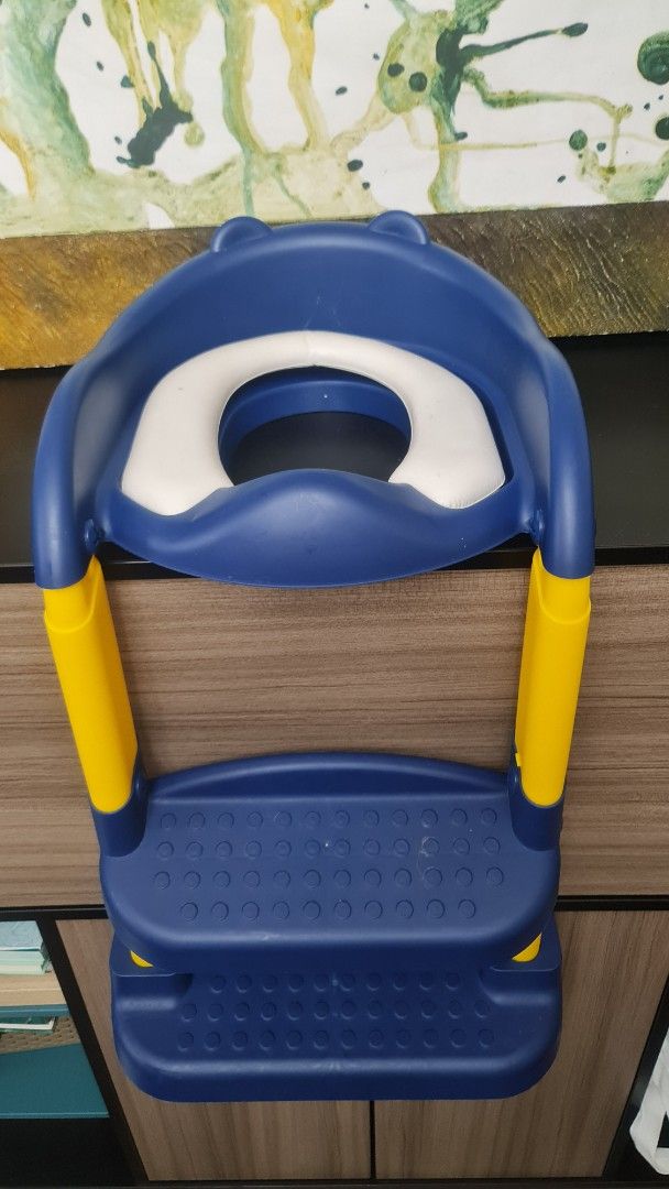 Toilet Trainer with Steps (Category: Baby Toiletries & Grooming) located in Quezon City. Submitted by Patrice_Shop (Listing ID 1378474527, Image 1). Description: .