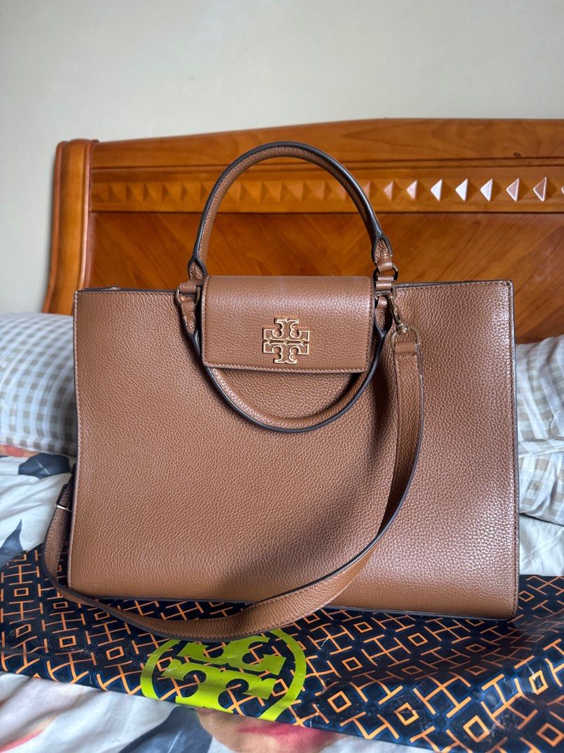 Tory Burch Bag gold hardware New (Category: Luxury Bags & Wallets) located in Pasay City. Submitted by Aikaa2508 (Listing ID 1378369585, Image 1). Description: Authentic Tory Burch Bag It was gifted to me on my birthday from US Used only max 3 times Very spacious and posh Comes with paper bag .