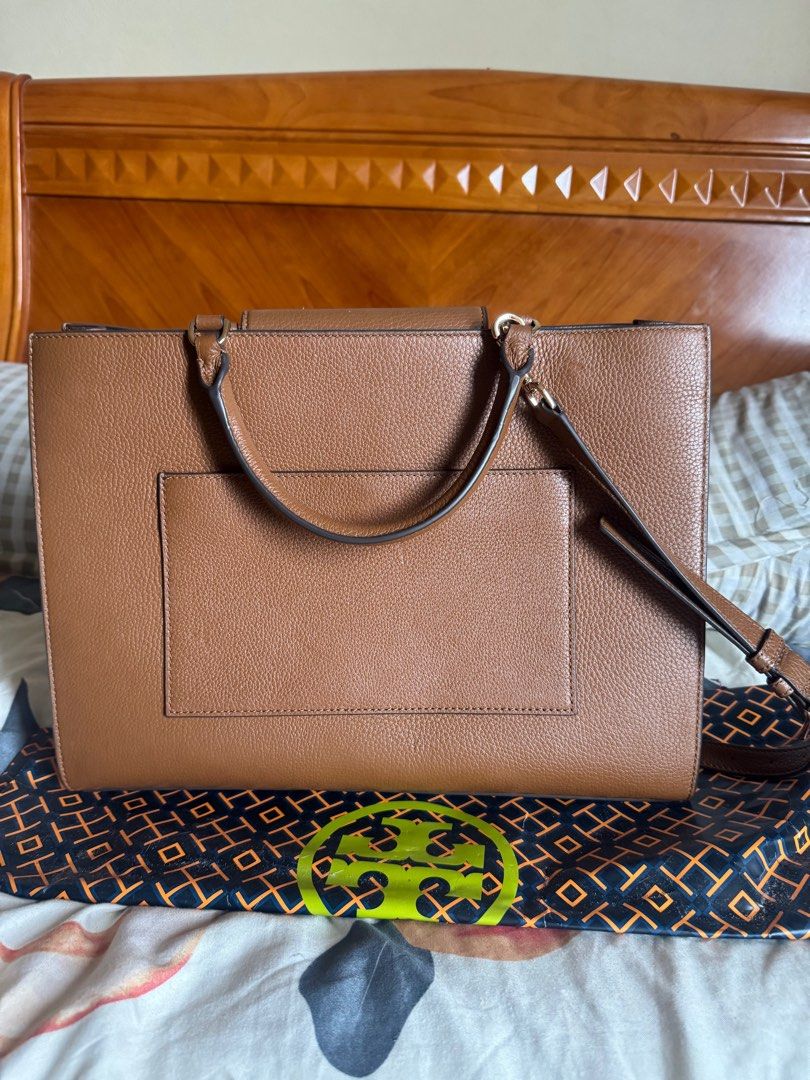 Tory Burch Bag gold hardware New (Category: Luxury Bags & Wallets) located in Pasay City. Submitted by Aikaa2508 (Listing ID 1378369585, Image 2). Description: Authentic Tory Burch Bag It was gifted to me on my birthday from US Used only max 3 times Very spacious and posh Comes with paper bag .