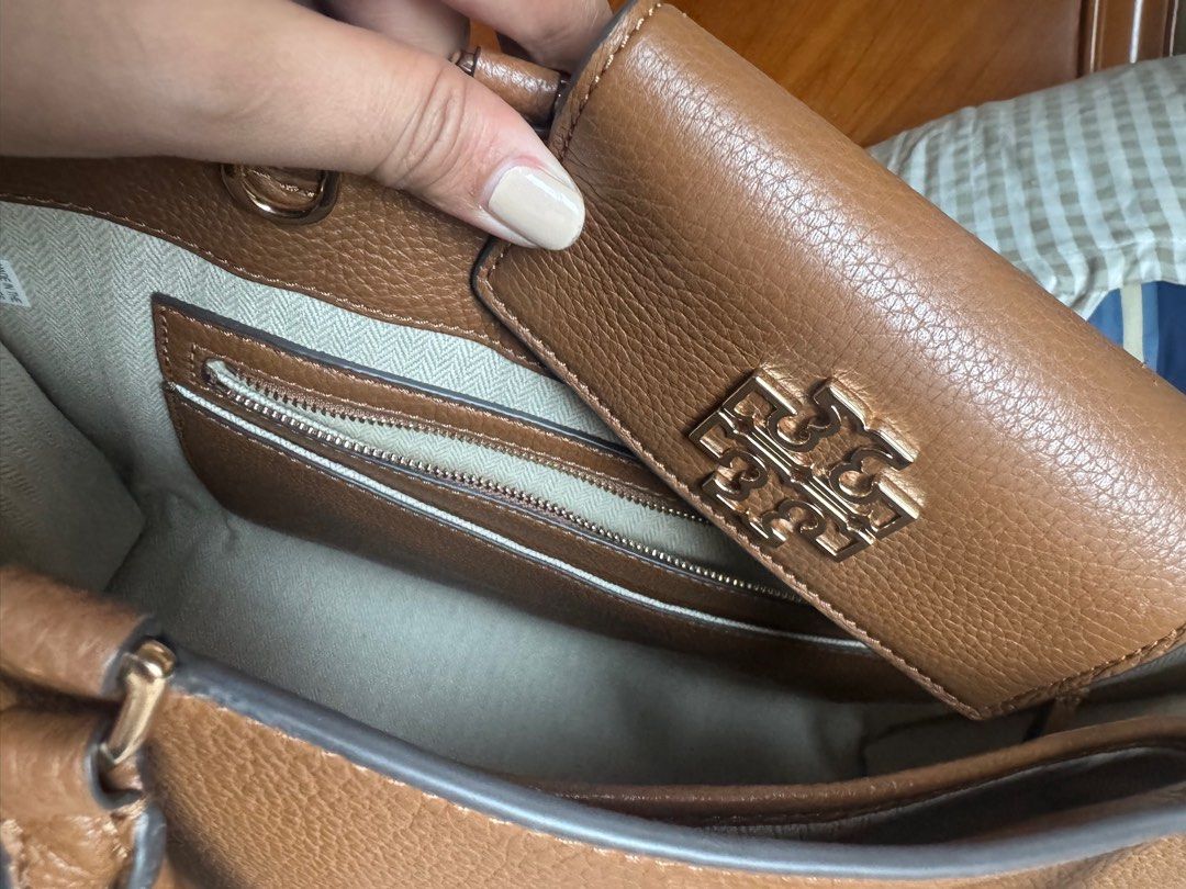 Tory Burch Bag gold hardware New (Category: Luxury Bags & Wallets) located in Pasay City. Submitted by Aikaa2508 (Listing ID 1378369585, Image 3). Description: Authentic Tory Burch Bag It was gifted to me on my birthday from US Used only max 3 times Very spacious and posh Comes with paper bag .