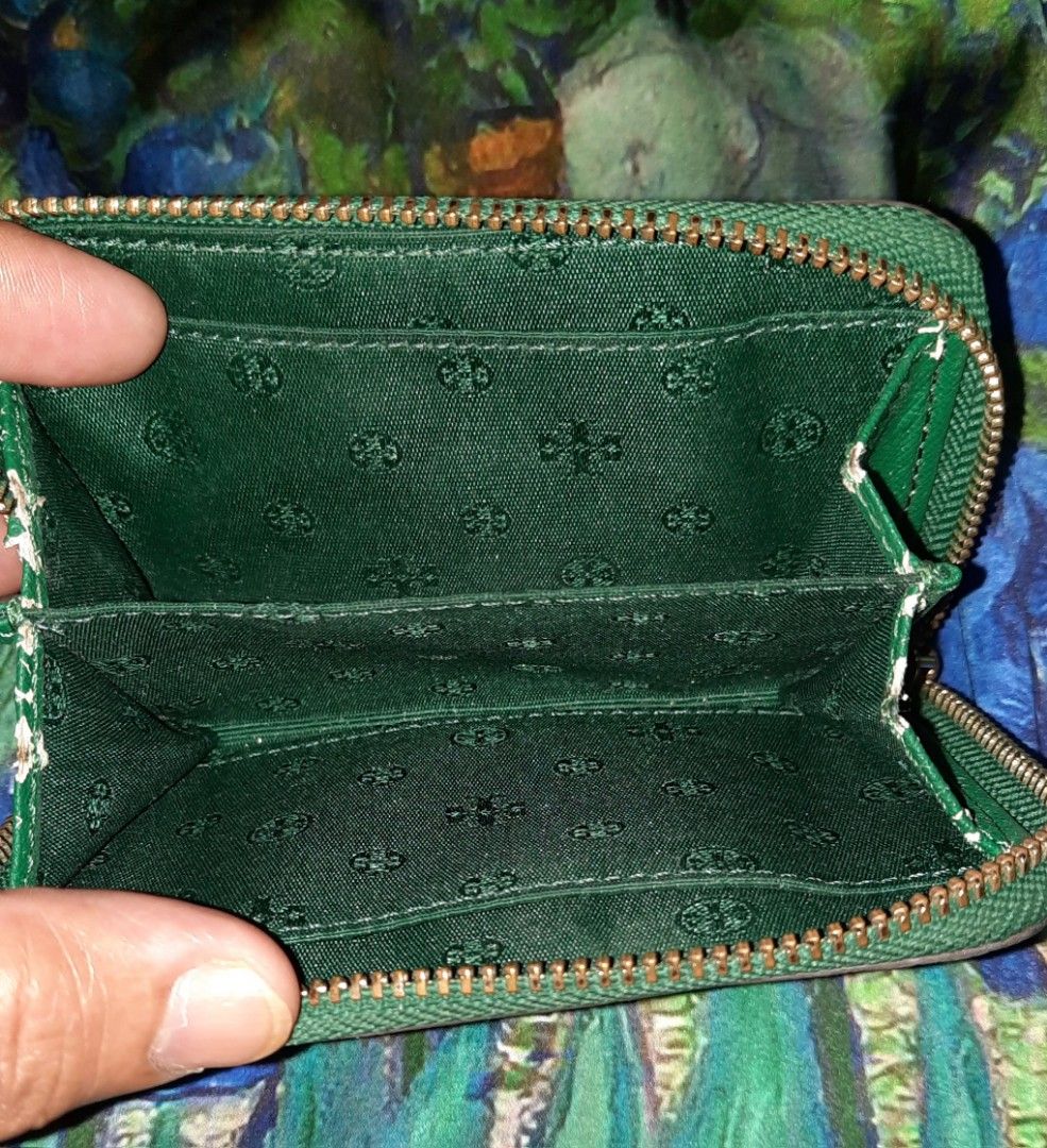 TORY BURCH EMERSON ZIP (Category: Luxury Bags & Wallets) located in Manila. Submitted by smicolen (Listing ID 1378415793, Image 3). Description: TORY BURCH EMERSON ZIP ISSUES: crack sa folding on both sides.
