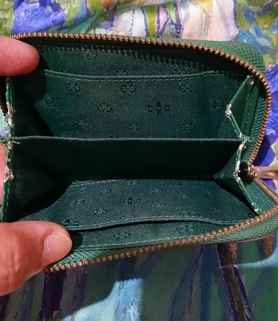 TORY BURCH EMERSON ZIP (Category: Luxury Bags & Wallets) located in Manila. Submitted by smicolen (Listing ID 1378415793, Image 2). Description: TORY BURCH EMERSON ZIP ISSUES: crack sa folding on both sides.