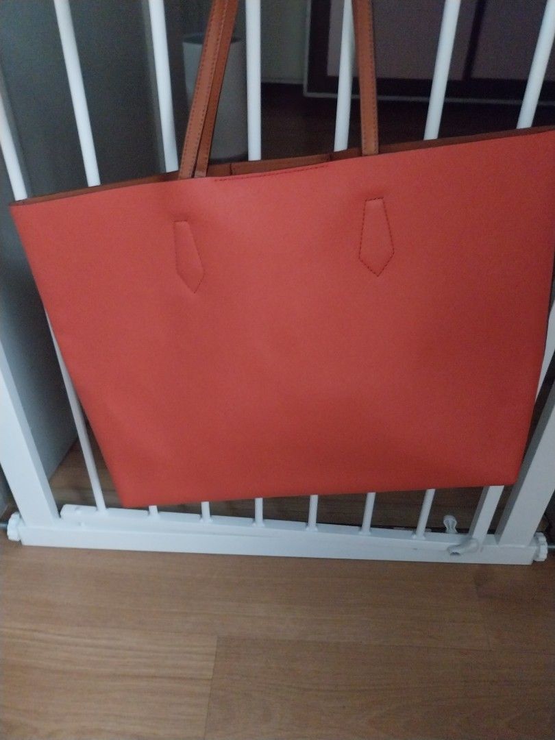 Tote bag (Category: Luxury Bags & Wallets) located in Mandaluyong City. Submitted by erlize (Listing ID 1378367416, Image 1). Description: May scratch na po sa gilid yung nakita nyo po sa pictures..