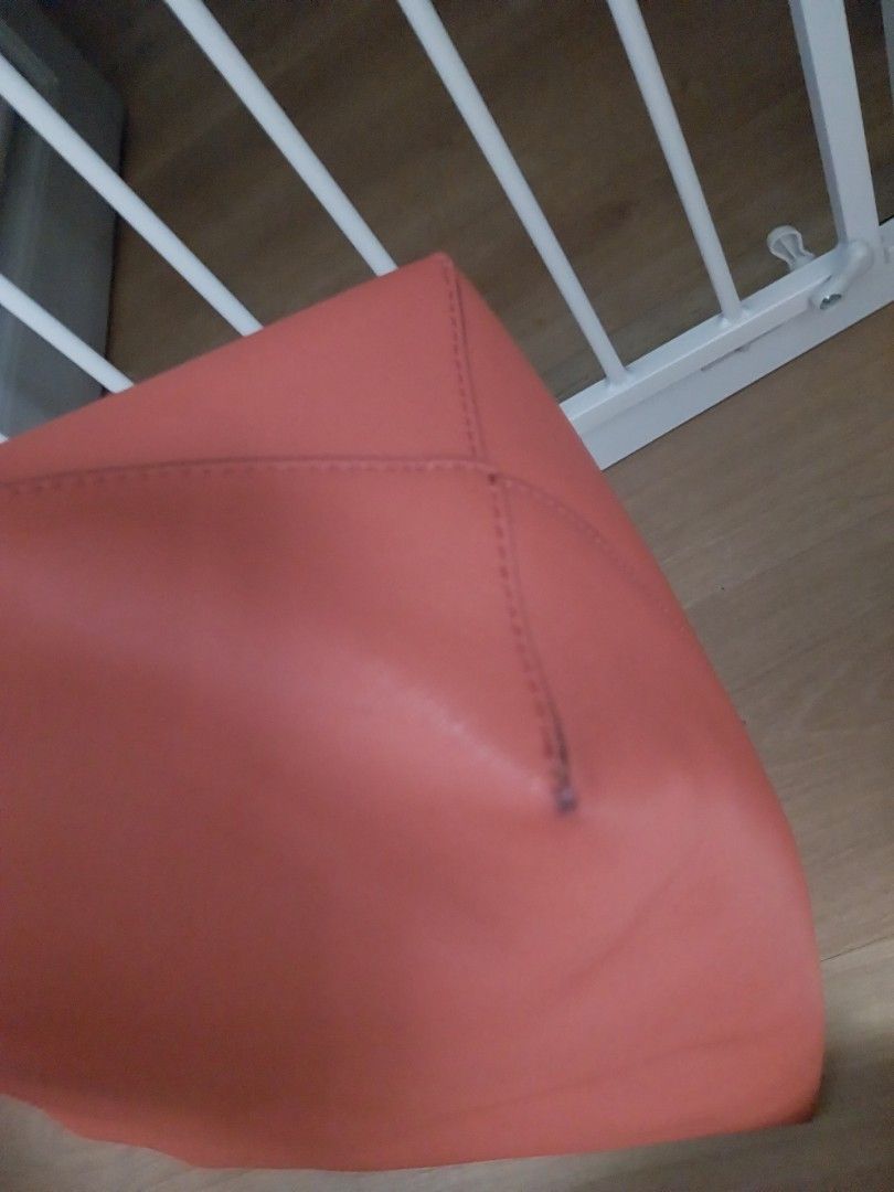 Tote bag (Category: Luxury Bags & Wallets) located in Mandaluyong City. Submitted by erlize (Listing ID 1378367416, Image 3). Description: May scratch na po sa gilid yung nakita nyo po sa pictures..
