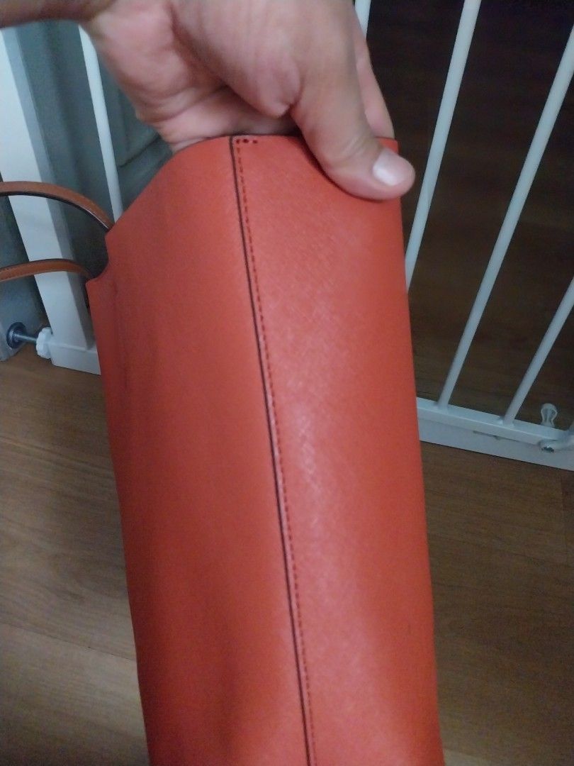 Tote bag (Category: Luxury Bags & Wallets) located in Mandaluyong City. Submitted by erlize (Listing ID 1378367416, Image 2). Description: May scratch na po sa gilid yung nakita nyo po sa pictures..