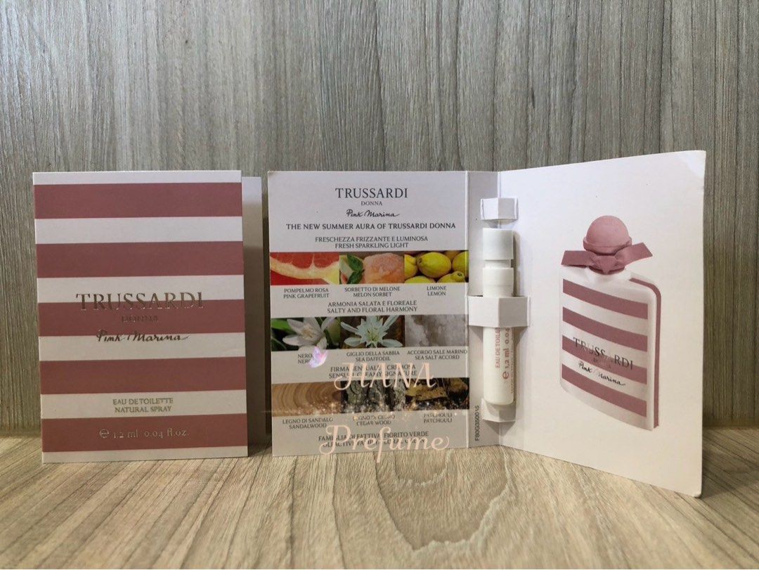 由 ericasu. (刊登 ID 1378429903，圖片 1) 提交，位於 台北市 (Taipei) 的 TRUSSARDI 楚沙迪 Pink Marina粉紅海岸女性淡香水 1.2ml／針管香水 (類別：香水、體香劑)，說明：💕商品名稱： TRUSSARDI 楚沙迪 Pink Marina 粉紅海岸女性淡香水 💕容量： 1.2ml／針管香水 💕香調表： 前味：粉红葡萄柚、西瓜冰沙、檸檬 中味：橙花、海百合、海鹽 後味：檀香、雪松、廣藿香 🌊如夏日海岸般的清新與浪漫，粉紅海岸是自由靈魂的香氛寫照🏖️ 🍉果香海洋調（Fruity Aquatic） 🪵融合清甜果香與鹹甜海洋氣息，搭配柔和木質基調，展現一種清新卻不失深度的香氛層次。 前調｜清涼果香： 粉紅葡萄柚、西瓜冰沙、檸檬 ☞ 帶來沁涼爽快的第一印象，如同陽光下冰涼的夏日果汁。 中調｜海洋花香： 橙花、海百合、海鹽 ☞ 橙花的淡雅甜香與海百合的清幽相互交融，海鹽增添了一絲鹹甜對比，勾勒出海風拂面的自由感。 後調｜溫潤木