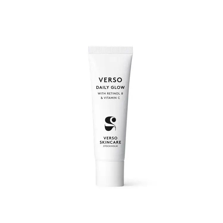 由 COCO_buybuy (刊登 ID 1378505461，圖片 1) 提交，位於 台南市 (Tainan) 的 VERSO逆齡潤色光燦日間乳N°2 瑞典光澤感日霜潤色提亮2號 (類別：護膚、清潔產品)，說明：✨ 來自瑞典斯德哥爾摩的高效保養品牌 VERSO，秉持簡約但功能導向的配方哲學，這款日間乳結合了潤色提亮與保濕呵護，是日常保養與底妝前的絕佳選擇。 ⸻ 💡產品特點 • 潤色修飾膚色：添加具光澤感的礦物成分，幫助改善膚色不均，讓肌膚呈現自然明亮的柔光感。 • 維他命B3（煙醯胺）＋視黃醇8（Retinol 8）配方：品牌專利成分搭配維他命複合物，溫和調理膚質，使膚觸更加柔滑。 • 質地輕盈、不黏膩：適合日常使用，也能作為妝前乳，為妝容打好基底。 ⸻ ✅使用方式 早上於潔膚與化妝水後使用，取適量均勻塗抹於全臉與頸部。可單獨使用，也可搭配後續底妝產品。。