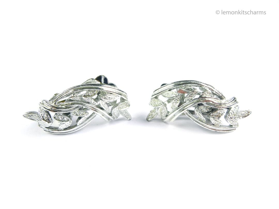 Vintage 1950s Coro Silvertone Leaves Clip Earrings, er2670-ci (Category: Earrings) located in Singapore. Submitted by lemonkitscharms (Listing ID 1378458047, Image 1). Description: Vintage 1950s - 1960s Coro Silvertone Leaves Clip Earrings. Signed '©Coro'. Excellent vintage condition. Double curved pattern with leaves. Price excludes postage. Check my profile for postage rates. Size: 28 x 11mm - Sorry NO NEGO for 1 item. Buy 4 or more other items
