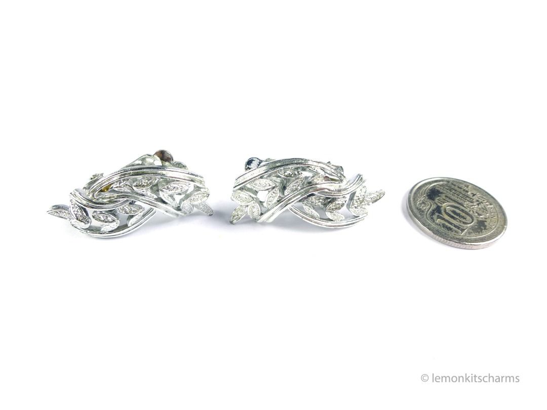 Vintage 1950s Coro Silvertone Leaves Clip Earrings, er2670-ci (Category: Earrings) located in Singapore. Submitted by lemonkitscharms (Listing ID 1378458047, Image 3). Description: Vintage 1950s - 1960s Coro Silvertone Leaves Clip Earrings. Signed '©Coro'. Excellent vintage condition. Double curved pattern with leaves. Price excludes postage. Check my profile for postage rates. Size: 28 x 11mm - Sorry NO NEGO for 1 item. Buy 4 or more other items
