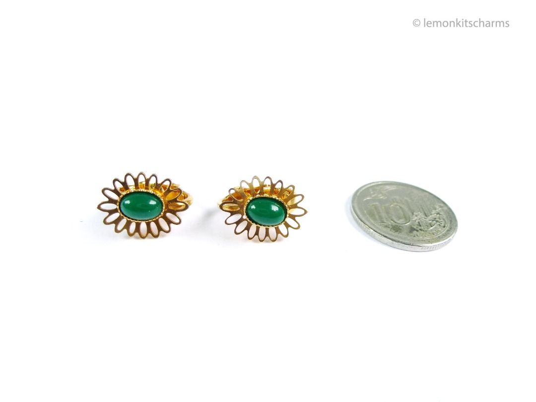 Vintage 1970s Small Green Florette Clip Earrings, er2676-ci (Category: Earrings) located in Singapore. Submitted by lemonkitscharms (Listing ID 1378461223, Image 3). Description: Vintage 1960s - 1970s Small Green Florette Earrings, clip on style. Very good condition, minor aging. Goldtone thin flowers with small oval cabochon. Price excludes postage. Check my profile for postage rates. Size: 13 x 9mm - Sorry NO NEGO for 1 item. Buy 4 or more othe