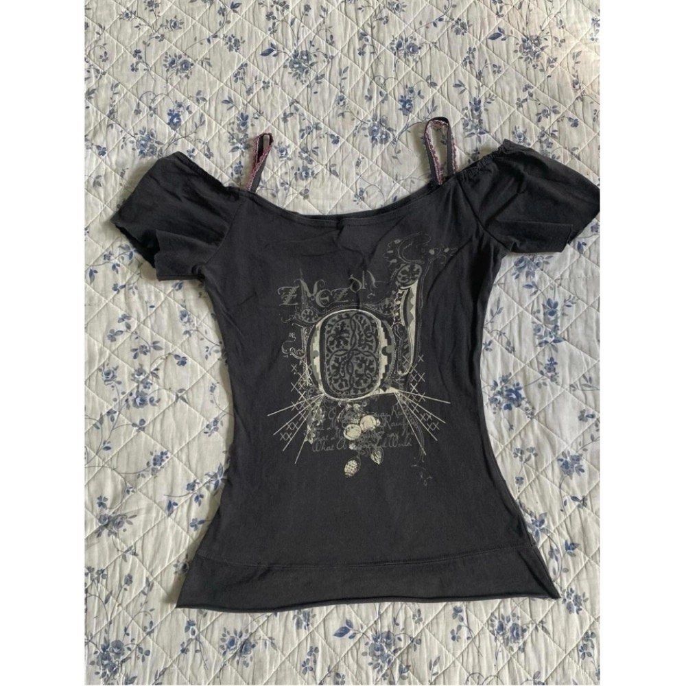 Vintage American-Style Off-Shoulder Slim Tee (Summer Edition) Shibuya hot-girl vibe – Sexy, fitted, and perfect for Y2K streetwear looks (Category: Sleeveless) located in Singapore. Submitted by bubbleswswsw (Listing ID 1378462018, Image 1). Description: $13 pm if keen.