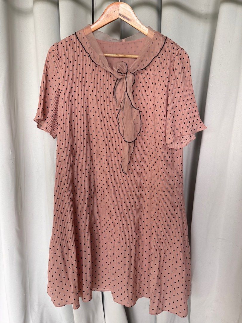VINTAGE style pink dress (Category: Dresses) located in Quezon City. Submitted by leafymix (Listing ID 1378427227, Image 1). Description: Super cute vintage dress SILK Up to XL.