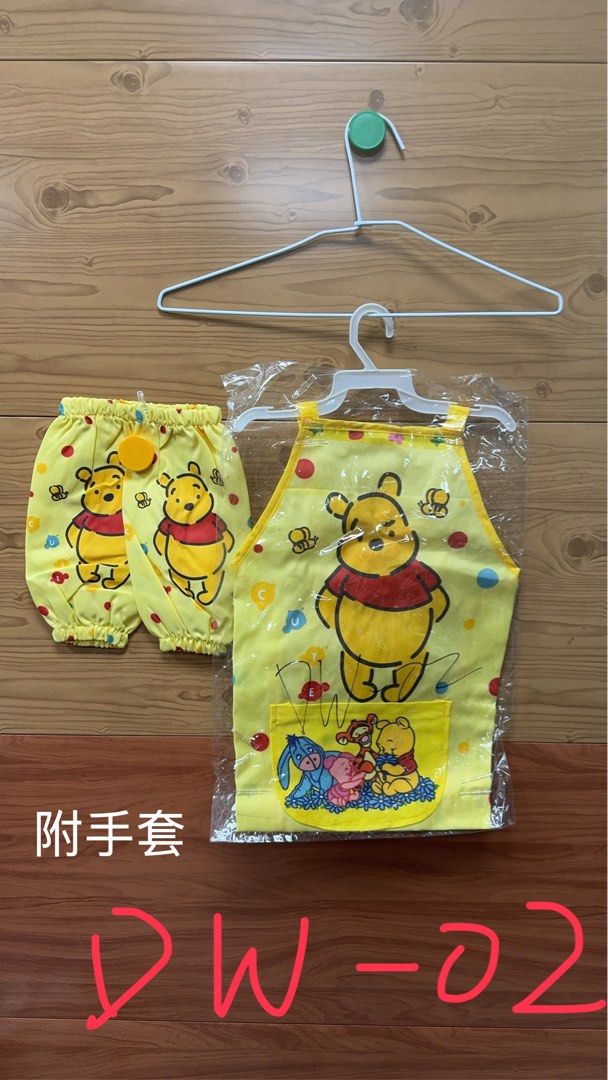 由 2ndbabysuitandnew (刊登 ID 1378343621，圖片 1) 提交，位於 彰化縣 (Changhua) 的 小熊維尼Winnie-the-Pooh (類別：嬰兒及兒童流行時尚)，說明：這是一套可愛的Winnie-the-Pooh小熊維尼畫畫防水衣 目前數量有8件❗️ 實用又可愛的畫畫防水衣🎨 適合小朋友美術課、手作穿～輕便好洗，媽媽省事💦 購買兩件送一副美樂蒂袖套，數量有限送完為止～🎉。