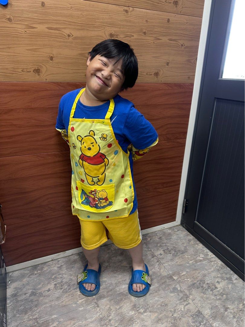 由 2ndbabysuitandnew (刊登 ID 1378343621，圖片 2) 提交，位於 彰化縣 (Changhua) 的 小熊維尼Winnie-the-Pooh (類別：嬰兒及兒童流行時尚)，說明：這是一套可愛的Winnie-the-Pooh小熊維尼畫畫防水衣 目前數量有8件❗️ 實用又可愛的畫畫防水衣🎨 適合小朋友美術課、手作穿～輕便好洗，媽媽省事💦 購買兩件送一副美樂蒂袖套，數量有限送完為止～🎉。