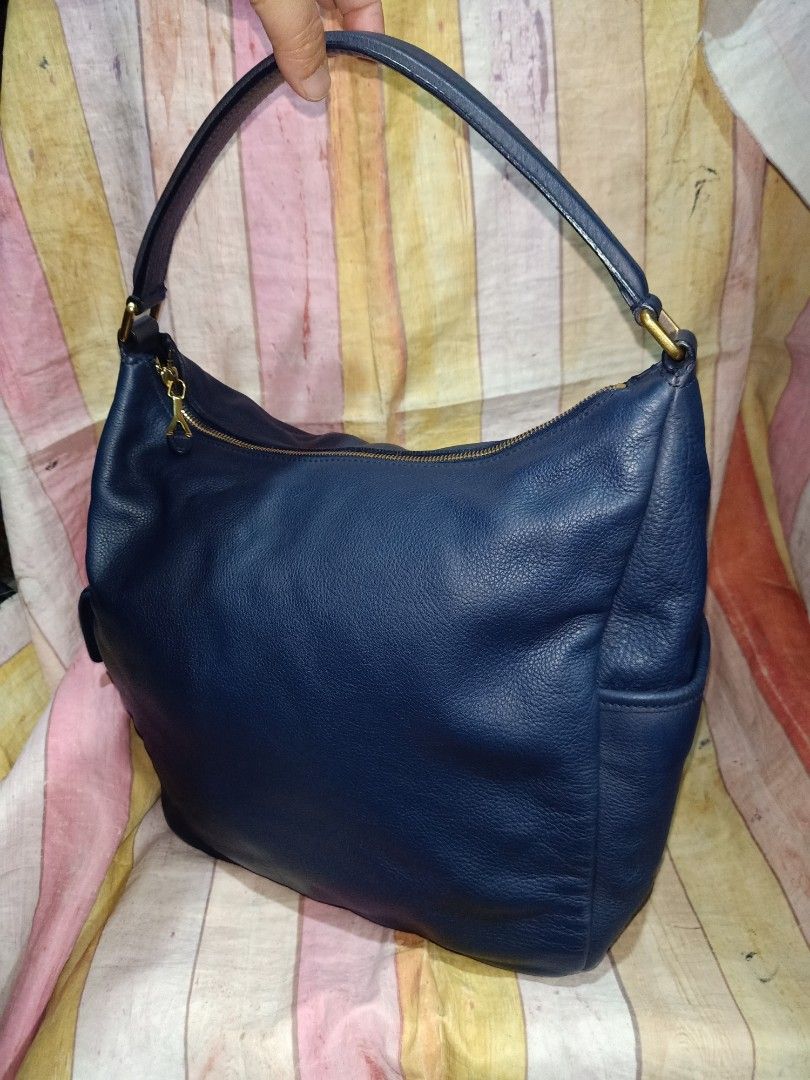 YSL hobo bag (Category: Luxury Bags & Wallets) located in Baguio. Submitted by j.miley (Listing ID 1378334030, Image 3). Description: ysl hobo bag authentic very good condition.