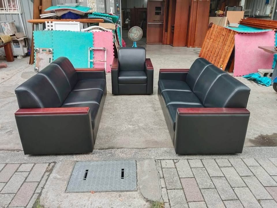 由 ggaa610627 (刊登 ID 1383701836，圖片 1) 提交，位於 台中市 (Taichung) 的 黑色皮製1+3+3沙發H00134 （商品價錢不含運費請先詢問) 不口頭做保留‼️ 台中市北屯區可面交自取‼️ (類別：沙發)，說明：洽詢電話:0 9 0 9 - 6 0 8 9 8 5 施s 地址:台中市北屯區環中路一段365-2號 倉庫時間:9:30~18:30 (星期日固定公休) 倉庫電話:0 4 - 2 4 2 2 9 0 4 6 商品尺寸: 單人寬79深78高79坐高40 3人寬188深78高79坐高40 。