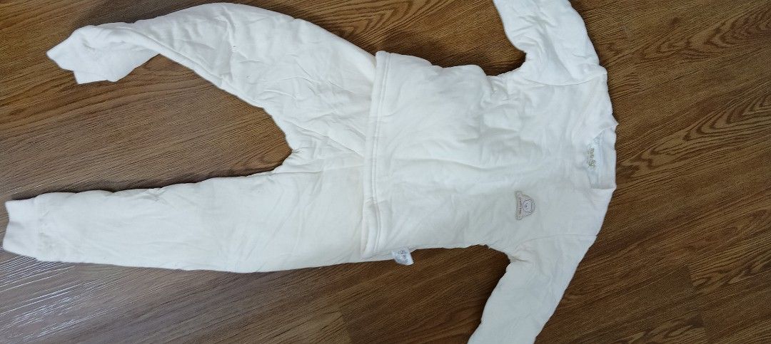 2 set of children's thermal underwear set - wool and silk (top and bottom) (Category: Babies & Kids Fashion) located in Kuala Lumpur. Submitted by gnin99 (Listing ID 1383721653, Image 2). Description: below 6 year old 1 set is light pink and another set is light beige Thickened Autumn Pajamas.