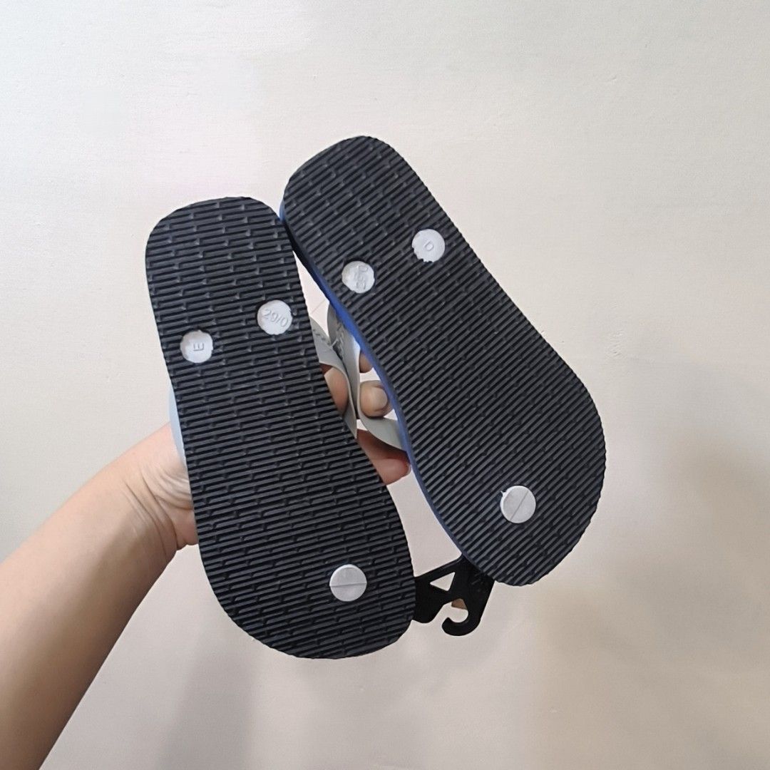 由 mui0888 (刊登 ID 1383678100，圖片 2) 提交，位於 台北市 (Taipei) 的 全新🔥havaianas哈瓦仕經典兒童夾腳拖鞋/人字拖鞋/童鞋 (類別：嬰兒及兒童流行時尚)，說明：havaianas哈瓦仕正版 全新未穿經典款，分享給需要的孩子~ 尺寸29-30 建議腳長17.5-18cm 商品本身就無鞋盒，賠售議價不回覆 賣場滿百出貨，可以多多挑選 感謝每位買家的好評⭐⭐⭐⭐⭐ 賣或便、多件併單敲我。