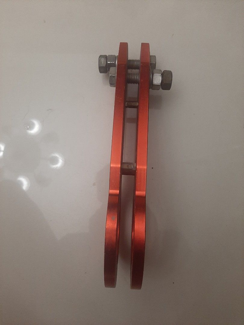由 goldhung59 (刊登 ID 1383687274，圖片 3) 提交，位於 新北市 (New Taipei) 的 拖吊車鉤/加厚鋁板 (類別：汽機車零配件)，說明：車賣掉了用不著，便宜出讓。