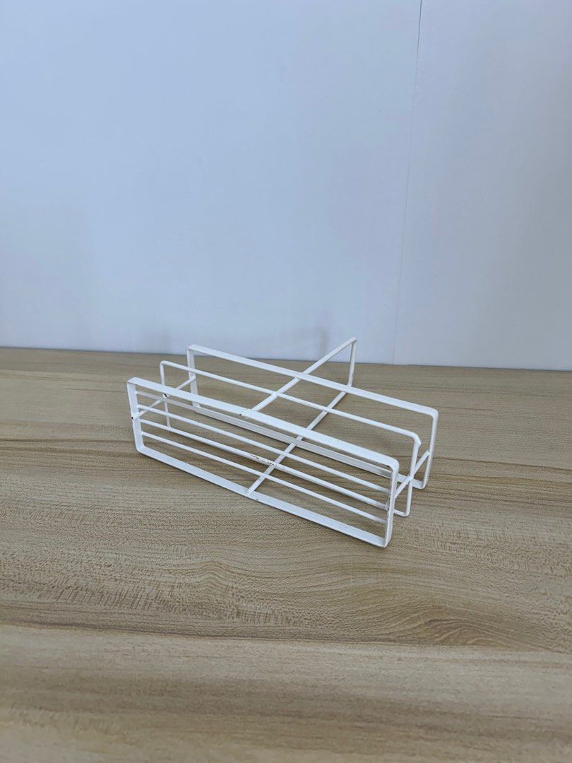 由 tingyuchaung (刊登 ID 1383719990，圖片 3) 提交，位於 台中市 (Taichung) 的 調味料罐架（白） (類別：浴室、廚房用品配件)，說明：調味料罐架，可放小磨坊胡椒粉罐大小的調味料罐4瓶，方便收納放置，搬回家之後少用，希望需要的人可以帶他們回家。 *購買賣場任一品項後附贈。。