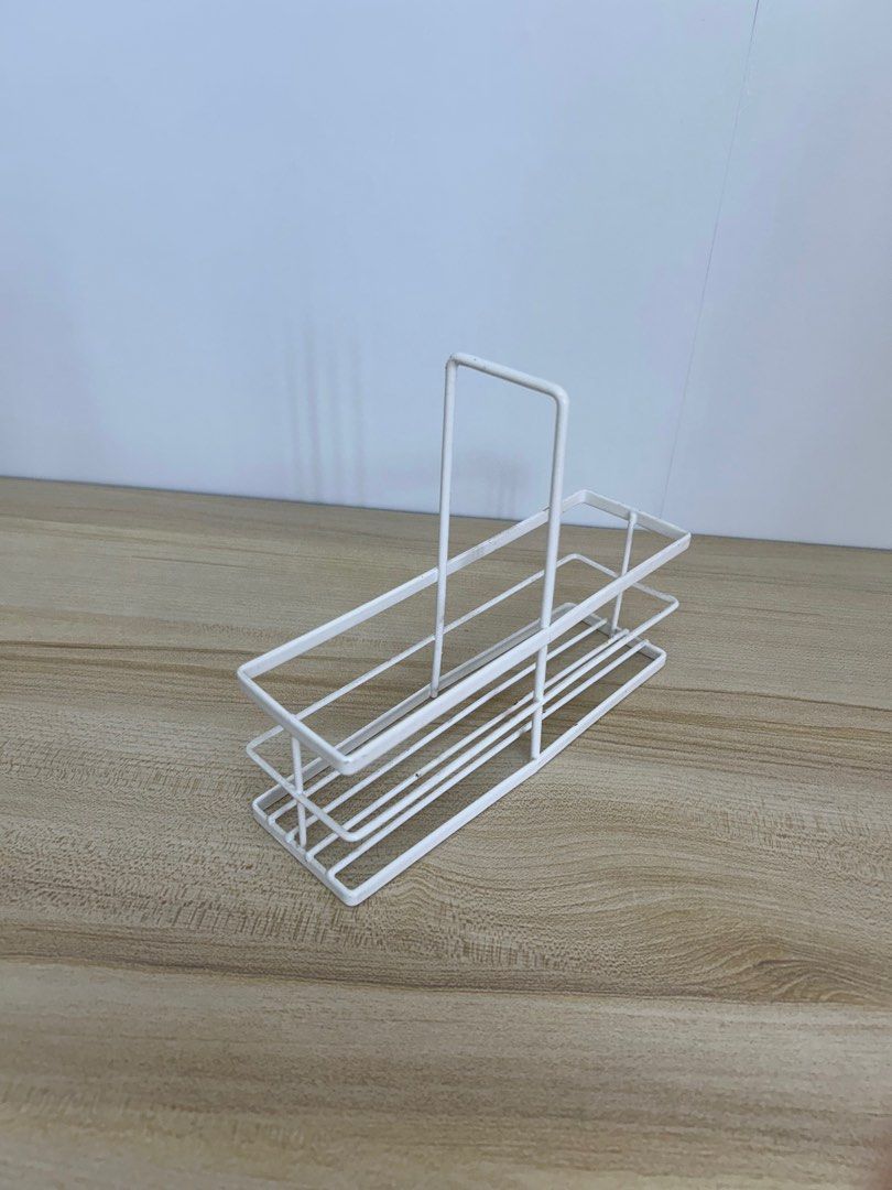 由 tingyuchaung (刊登 ID 1383719990，圖片 2) 提交，位於 台中市 (Taichung) 的 調味料罐架（白） (類別：浴室、廚房用品配件)，說明：調味料罐架，可放小磨坊胡椒粉罐大小的調味料罐4瓶，方便收納放置，搬回家之後少用，希望需要的人可以帶他們回家。 *購買賣場任一品項後附贈。。