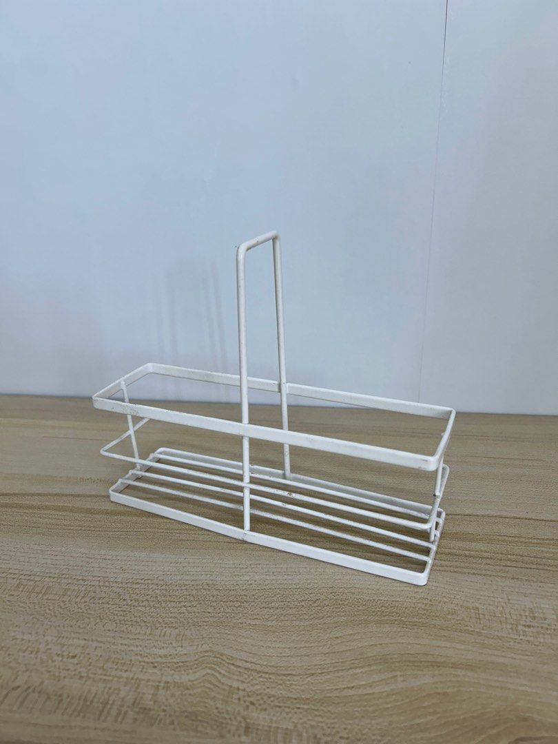 由 tingyuchaung (刊登 ID 1383719990，圖片 1) 提交，位於 台中市 (Taichung) 的 調味料罐架（白） (類別：浴室、廚房用品配件)，說明：調味料罐架，可放小磨坊胡椒粉罐大小的調味料罐4瓶，方便收納放置，搬回家之後少用，希望需要的人可以帶他們回家。 *購買賣場任一品項後附贈。。