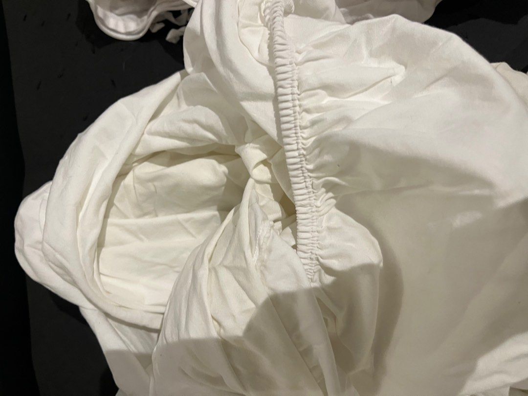 由 audreybluemoon (刊登 ID 1383783840，圖片 2) 提交，位於 台北市 (Taipei) 的 純白雙人床包（已送洗） (類別：床架及床墊)，說明：一般雙人床尺寸 有使用過一次 保存良好 自取。