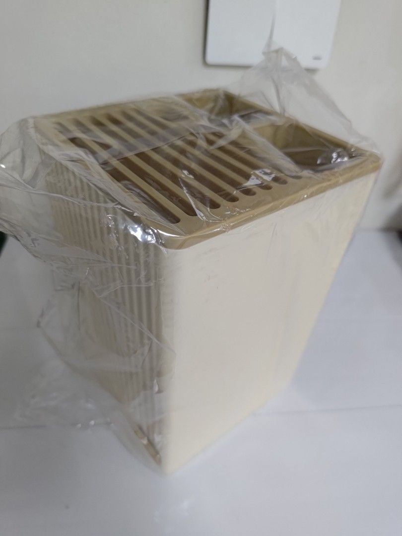 由 joiceyoung (刊登 ID 1383801949，圖片 1) 提交，位於 高雄市 (Kaohsiung) 的 廚房刀具收納架 筷籠子 全新 (類別：居家改善及收納用品)，說明：14×14×21公分。
