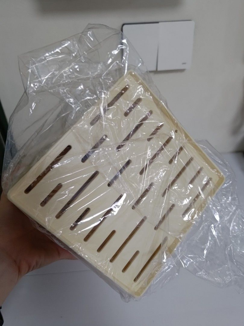 由 joiceyoung (刊登 ID 1383801949，圖片 2) 提交，位於 高雄市 (Kaohsiung) 的 廚房刀具收納架 筷籠子 全新 (類別：居家改善及收納用品)，說明：14×14×21公分。