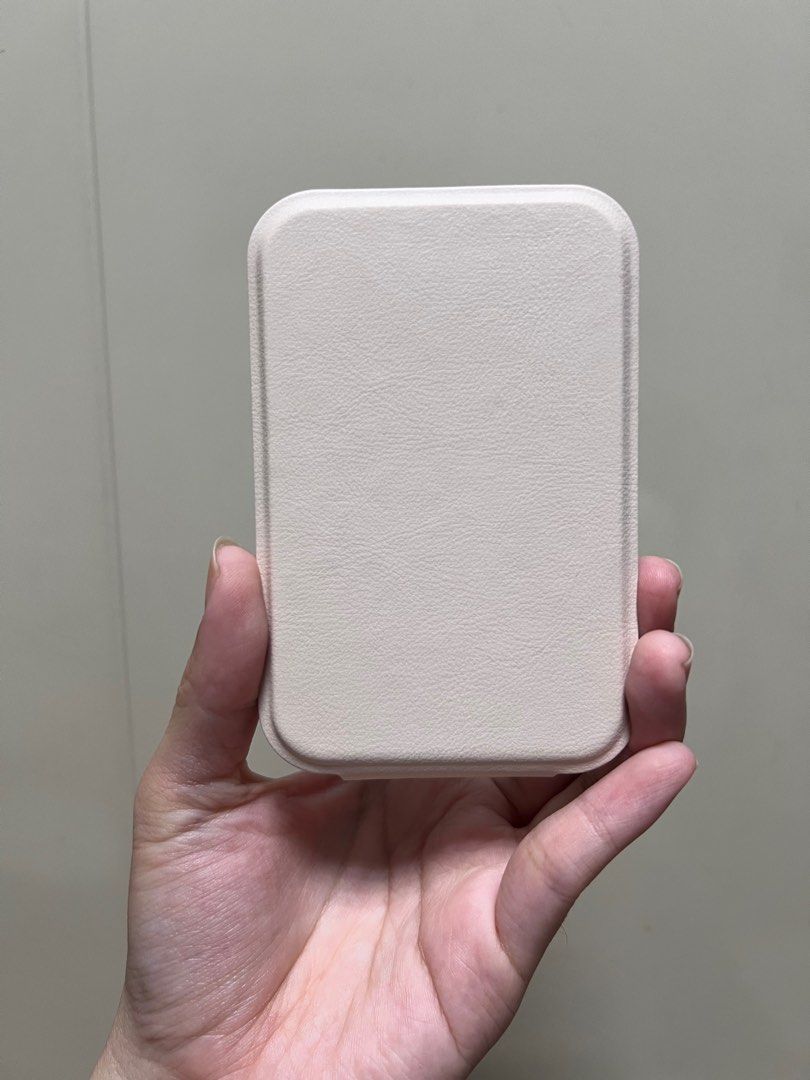 由 zhitong___ (刊登 ID 1383816834，圖片 2) 提交，位於 桃園市 (Taoyuan) 的 (全新)米白色隨身折疊鏡 (類別：鏡)，說明：全新未使用，都收在櫃子裡。