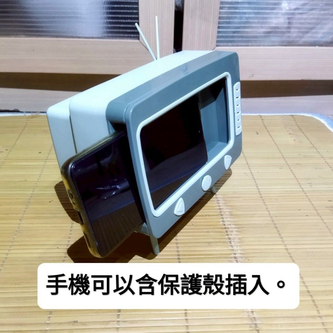 由 kazamacloud (刊登 ID 1383738993，圖片 3) 提交，位於 台中市 (Taichung) 的 【家德小舖】手機支架 + 衛生紙盒 兩用 全新 復古小電視 紙巾盒 桌面收納 TV issue Box 可愛創意 客廳 mobile phone holder 台中西屯區可面交 (類別：固定器及支架)，說明：【影片連接】 https://drive.google.com/file/d/1CAacl0fgiRwRa8vOOms-23Md0iALixkO/view?usp=drivesdk 【商品說明】 ①手機可以含手機殼插入，當小電視看，背面可以打開，當衛生紙盒喔。 ②下面的四根支架，要很用力才插得進去喔，可以從打開衛生紙盒，從平面看有沒有確實插進去。 ③電視尺吋：12x18.5x10.5cm。 ④有乾凈的外盒，全新無污。 【台中面交地點】 魚中魚西屯店。。