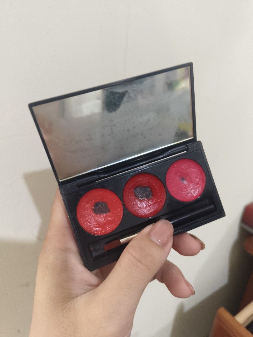 由 hhchu (刊登 ID 1383759026，圖片 2) 提交，位於 台南市 (Tainan) 的 免費贈送 二手 IOPE唇膏盤 (類別：唇部彩妝、保養)，說明：。