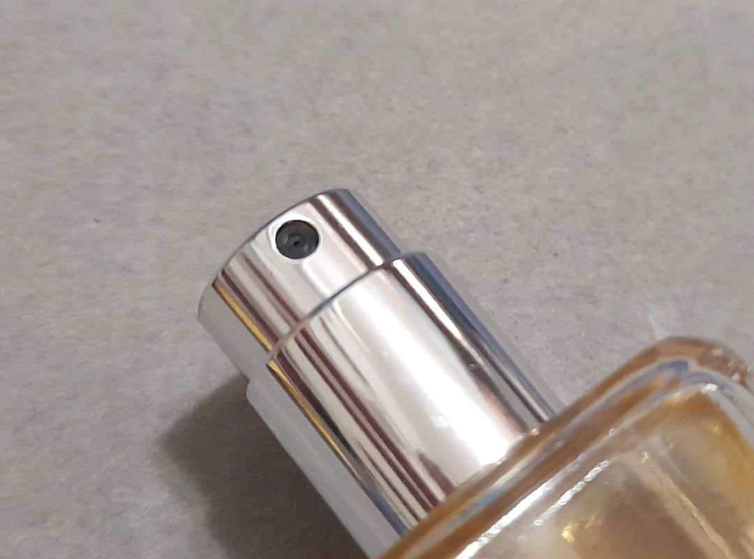 由 minishop2266 (刊登 ID 1383677832，圖片 3) 提交，位於 台北市 (Taipei) 的 正品 Jo Malone 牡丹與胭紅麂絨香水 30ml 出清特價 (類別：香水、體香劑)，說明：30ml 僅試噴，但外紙盒不新 圖是實品實拍 擁有極為脆弱的盛開牡丹花香，搭配多汁的紅蘋果誘人香氣，以及茉莉、玫瑰和紫羅蘭的馥郁芳香； 再融入柔和的胭紅麂絨香，散發奢華迷人氣息。 前 味：紅蘋果 中 味：牡丹 後 味：麂絨 。