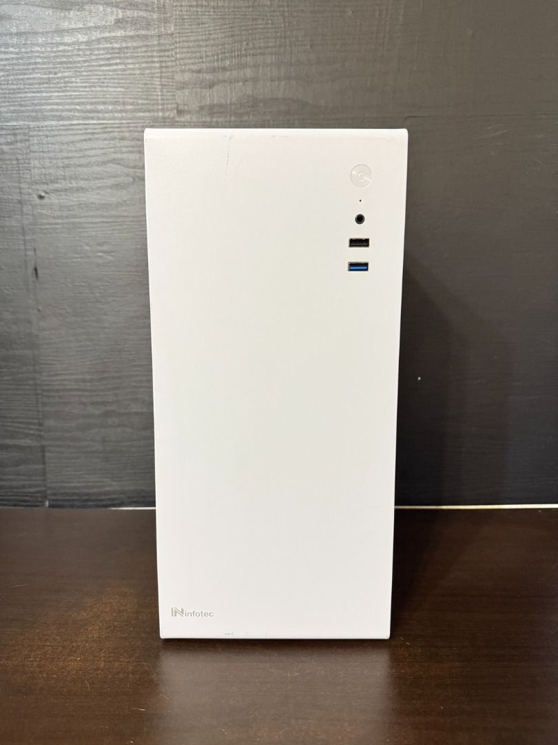 由 cycstore17 (刊登 ID 1383796734，圖片 1) 提交，位於 台中市 (Taichung) 的 白色電腦主機 Ryzen 5 3400G 16G RAM DDR4 256G M.2 SSD X520 (類別：桌上電腦或筆記型電腦)，說明：【商品名稱】白色電腦主機 Ryzen 5 3400G / 16G RAM / 256G M.2 SSD / RX Vega 11（二手品） 【商品規格】 處理器：AMD Ryzen 5 3400G 顯示卡：AMD Radeon RX Vega 11 2G 獨顯 記憶體：TEAM 16GB DDR4 主機板：GIGABYTE A520M K V2 硬碟：M.2 SSD 256GB 電源供應器：ELITE 500W 作業系統：Windows 11 附件：電源線、HDMI線、滑鼠 【商品狀況】 二手品，外觀品項如圖，請詳閱圖片確認實際狀況 功能正常，開機穩定，文書、影音、輕度遊戲皆適用 【注意事項】 商品為二手品，外觀及零件有正常使用痕