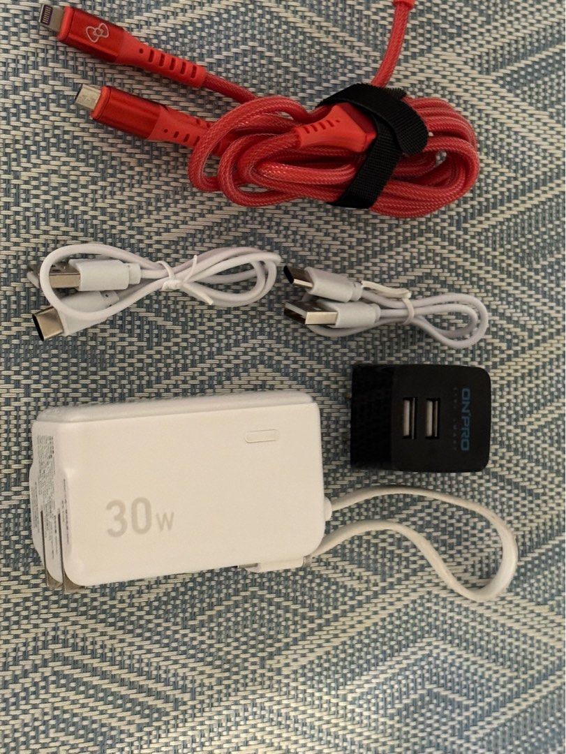 由 huangyoubinggan (刊登 ID 1383704075，圖片 1) 提交，位於 桃園市 (Taoyuan) 的 Anker A1636 5000mAh 30W 三合一行動電源 自帶線自帶插頭 (類別：電池及充電器)，說明：如圖 送1條一拖三快充 2條usb to c 一顆12w雙口充電頭 接受禮貌小刀。