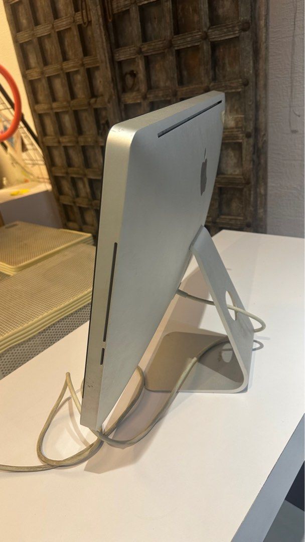 Apple desktop computer (Category: Office & Business Technology) located in Kuala Lumpur. Submitted by dgohh (Listing ID 1383667448, Image 2). Description: Vintage Apple , moving out sales RM450 .