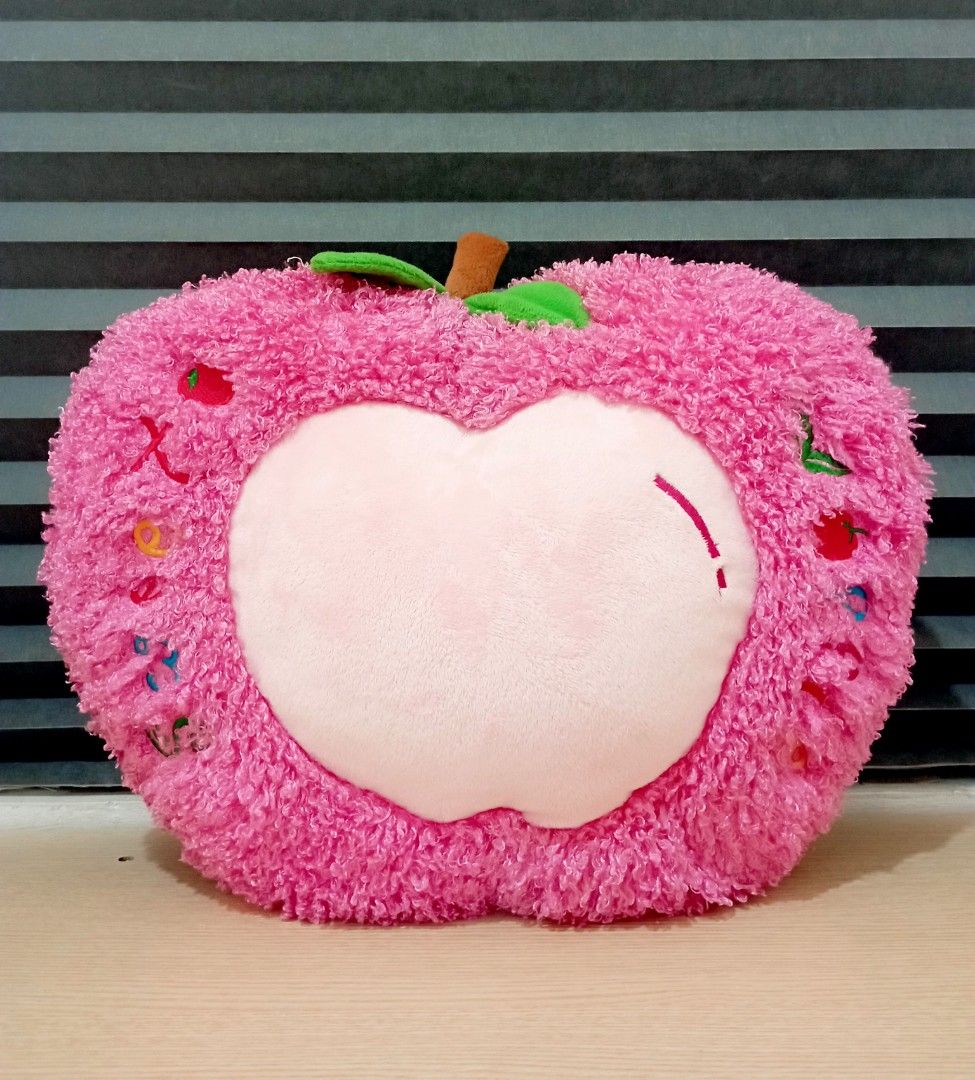 Bantal boneka premium kamar anak perempuan, sweet apple (Kategori: Mainan & Baby Walker) berada di Jakarta Pusat. Dikirim oleh 123uniquelisting (ID iklan 1383765178, Gambar 1). Deskripsi: size Panjang 45cm, Lebar 20, tinggi 35cm bahan premium,lembut & kids safe no defek,no minus ( disimpan di container khusus boneka2 ) sudah laundry= wangi.