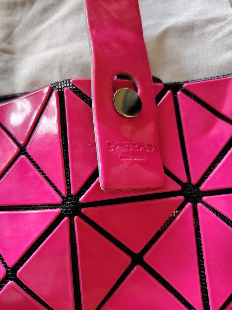 Baobao issey miyake tote bag (Category: Luxury Bags & Wallets) located in Tabuk. Submitted by joerah0828 (Listing ID 1383688027, Image 2). Description: Baobao issey miyake tote bag in shiny pink.