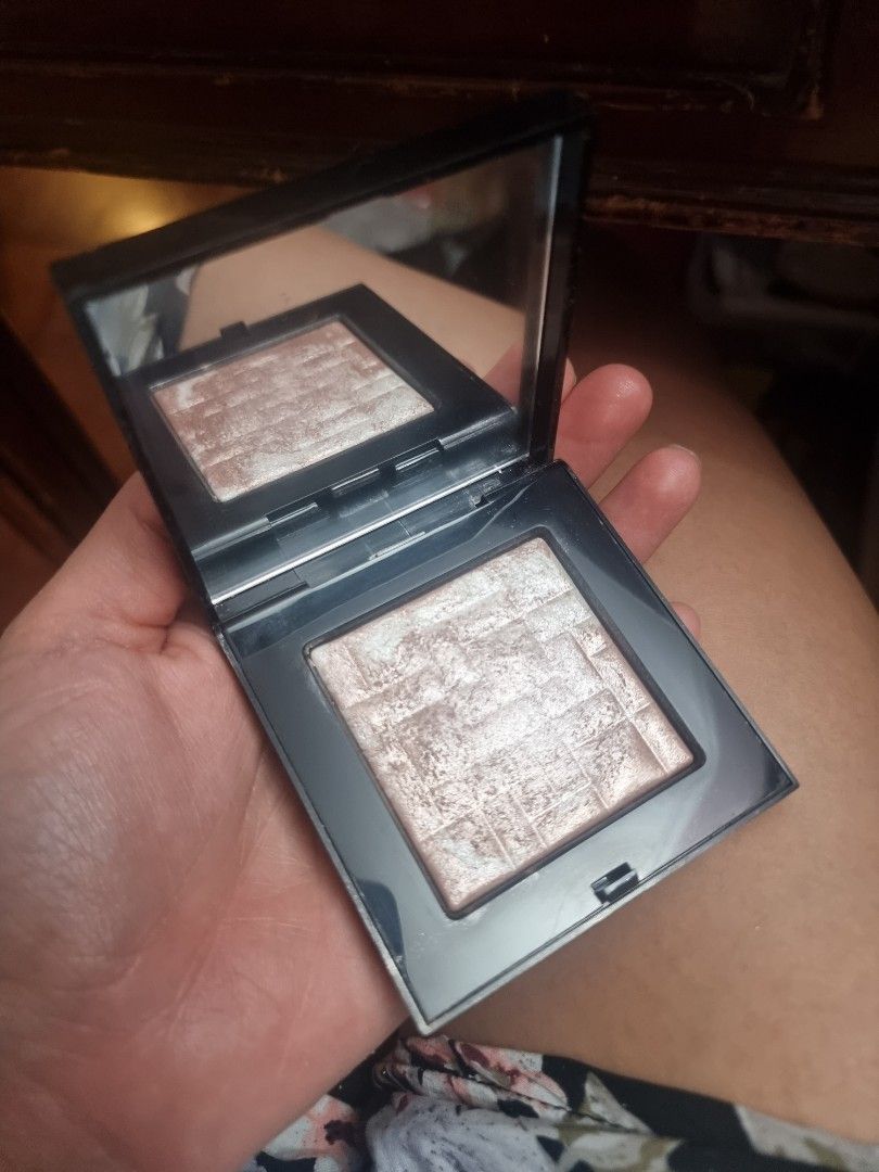 Bobbi Brown Highlighting Powder Pink Glow (Category: Makeup) located in Pasay City. Submitted by bejwled (Listing ID 1383785157, Image 1). Description: Bobbi Brown Highlighting Powder condition: like new. only used once shade: pink glow 100% guaranteed authentic. location: Makati Shipping via lalamove/grab or LBC. you can also pick up the item at Magallanes village, Makati..
