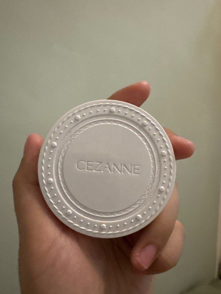 由 chaji.o3o (刊登 ID 1383810668，圖片 1) 提交，位於 台北市 (Taipei) 的 Cezanne 塞尚 蜜粉餅/眉粉 (類別：化妝品)，說明：白盒蜜粉餅 色號00 三色立體眉粉 色號05 皆是2023或2024在日本購入 尚未過期。