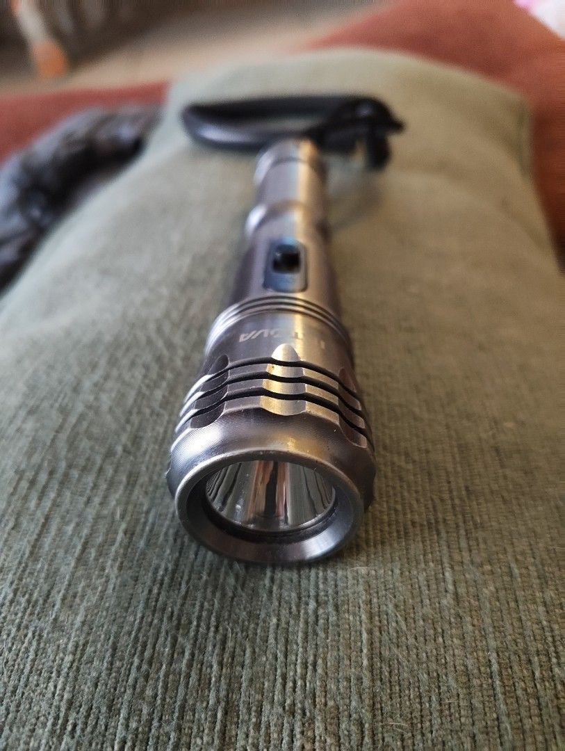 Diving Torch (Category: Other Sports Equipment and Supplies) located in Kuala Lumpur. Submitted by epiceagle.8ff8e4 (Listing ID 1383767920, Image 1). Description: Diving Torch batteries included..