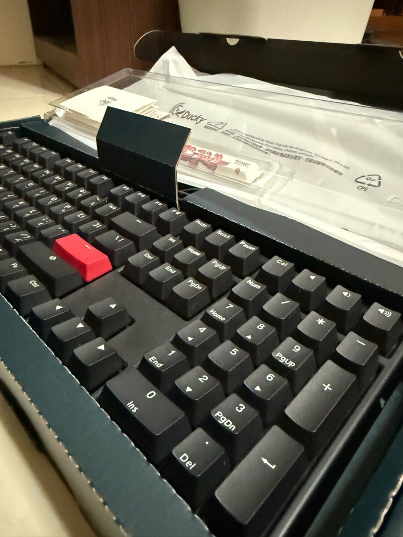 由 0213202125 (刊登 ID 1383741005，圖片 2) 提交，位於 新竹市 (Hsinchu City) 的 Ducky one 2 魅力黑 DKON1808 機械鍵盤 紅軸 中文版 黑黑配色 (類別：其他電腦及電子周邊產品)，說明：【商品目的】：販售 #Duckyone #duckyone2 #DKON1808 #魅力黑 #紅軸 #中文版 【商品名稱】：Ducky one 2 魅力黑 DKON1808 機械鍵盤 紅軸 中文版 黑黑配色 【商品顏色】：魅力黑色 【商品尺寸】：全尺寸 【商品售價】：1500含運 【商品狀況】：無髒污無損壞 【交易方式】：7-11匯款後店到店或新竹面交 【備註】：1. 出示學生證或在學證明再折200 2. 成交再送一個全新computex 2023空白鍵帽 感謝平台🙏。