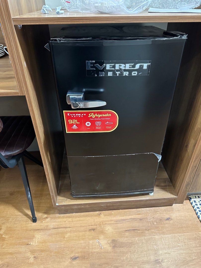 Everest Retro Aesthetic Black (Category: Refrigerators and Freezers) located in Makati City. Submitted by barbieisbratz (Listing ID 1383741467, Image 3). Description: For Pick-Up Only .