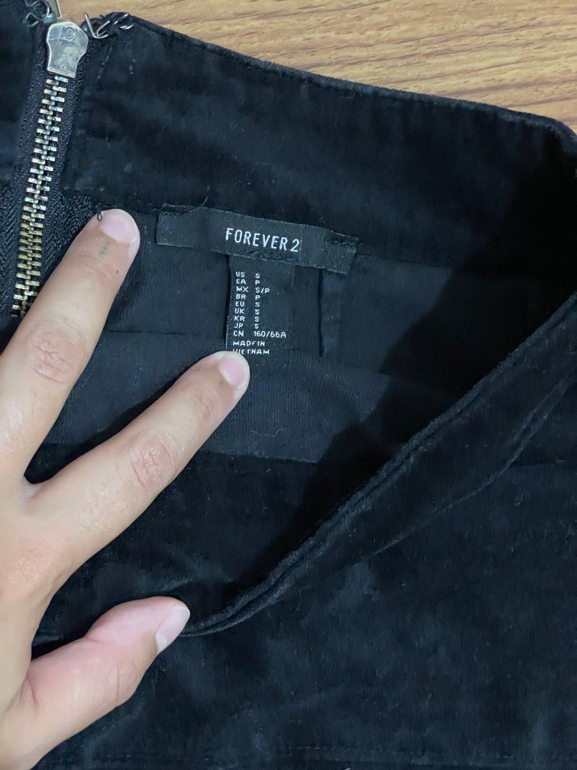 Forever 21 Velvet Miniskirt (Category: Skirts) located in Quezon City. Submitted by lisadeclutters (Listing ID 1383720184, Image 3). Description: F21 Velvet Miniskirt RFS: not my style anymore discount if you buy more than 1 item from me!.