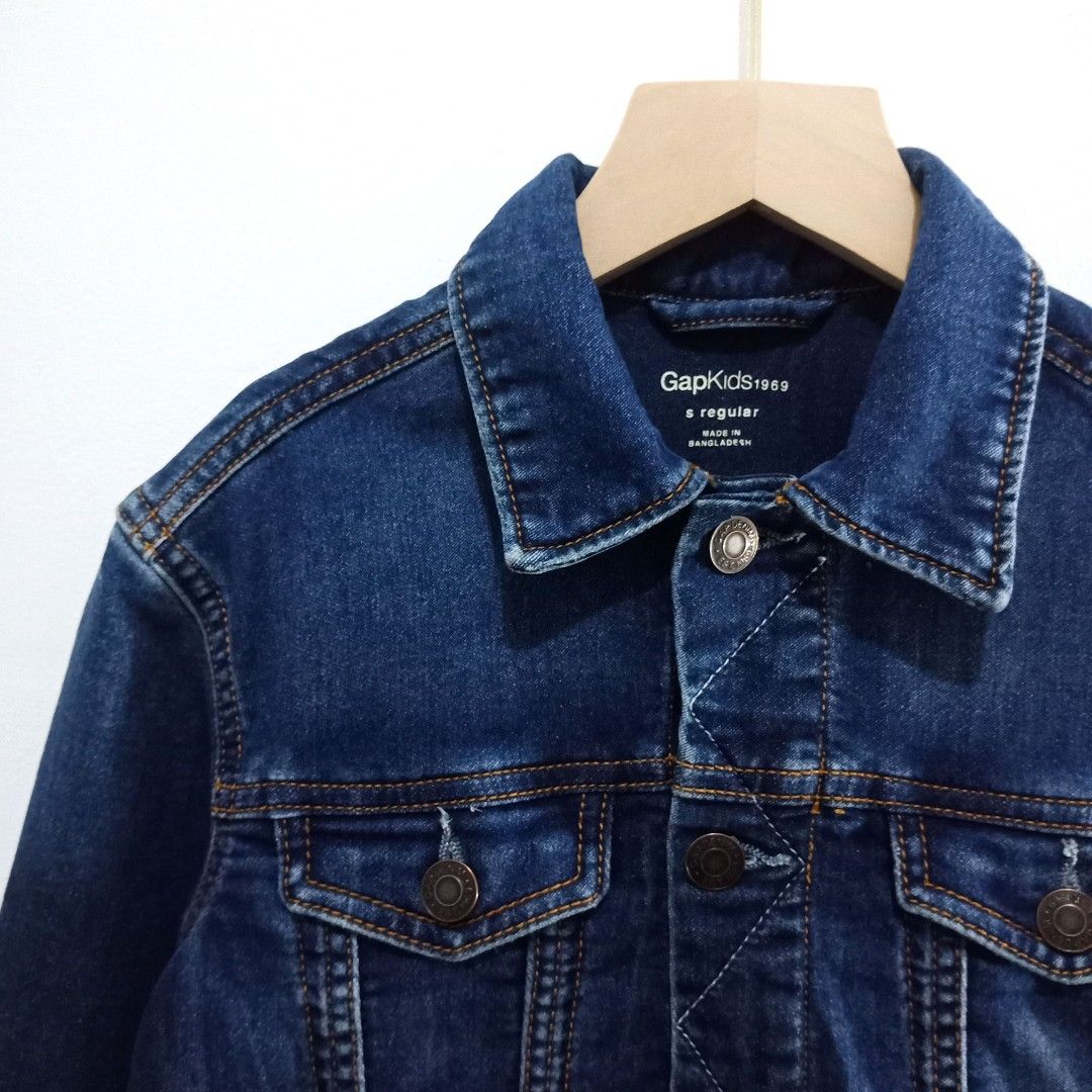GAP KIDS - Denim Jacket - Jaket Denim Anak (Kategori: Orang Tua, Bayi & Anak - Lainnya) berada di Bandung. Dikirim oleh hai.yumna (ID iklan 1383820481, Gambar 3). Deskripsi: 🌸 READY!!! 🌸 🏷️ Brand: GAP KIDS 🎨 Colour: Dark Blue 📏 Size: S/120 (P: 49cm x L: 40cm) 👶🏻 Rekomendasi Usia: 6-7years 👗 Material: Denim ⚠️ Condition: 97/100 ✨ NO MINUS ✨ LIKE NEW! ✨ Rare item! ✨ VVGC, cakep bangeeet ✨ Warna masih OK, masih pekat banget ✨ Sudah laundry, 