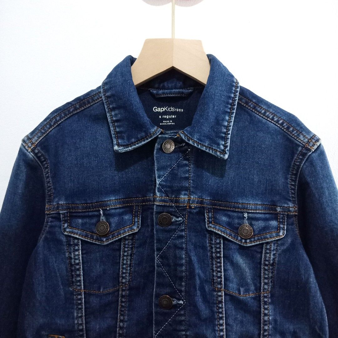 GAP KIDS - Denim Jacket - Jaket Denim Anak (Kategori: Orang Tua, Bayi & Anak - Lainnya) berada di Bandung. Dikirim oleh hai.yumna (ID iklan 1383820481, Gambar 2). Deskripsi: 🌸 READY!!! 🌸 🏷️ Brand: GAP KIDS 🎨 Colour: Dark Blue 📏 Size: S/120 (P: 49cm x L: 40cm) 👶🏻 Rekomendasi Usia: 6-7years 👗 Material: Denim ⚠️ Condition: 97/100 ✨ NO MINUS ✨ LIKE NEW! ✨ Rare item! ✨ VVGC, cakep bangeeet ✨ Warna masih OK, masih pekat banget ✨ Sudah laundry, 