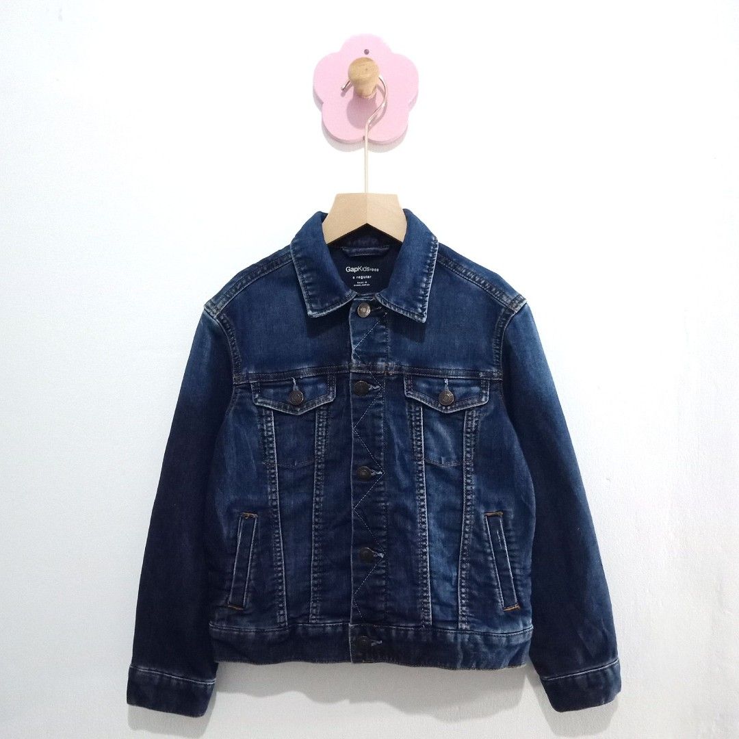GAP KIDS - Denim Jacket - Jaket Denim Anak (Kategori: Orang Tua, Bayi & Anak - Lainnya) berada di Bandung. Dikirim oleh hai.yumna (ID iklan 1383820481, Gambar 1). Deskripsi: 🌸 READY!!! 🌸 🏷️ Brand: GAP KIDS 🎨 Colour: Dark Blue 📏 Size: S/120 (P: 49cm x L: 40cm) 👶🏻 Rekomendasi Usia: 6-7years 👗 Material: Denim ⚠️ Condition: 97/100 ✨ NO MINUS ✨ LIKE NEW! ✨ Rare item! ✨ VVGC, cakep bangeeet ✨ Warna masih OK, masih pekat banget ✨ Sudah laundry, 